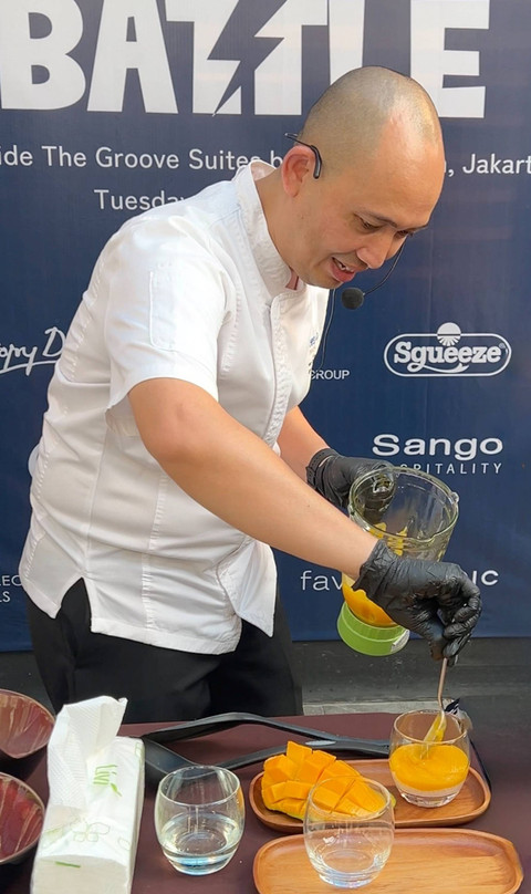Corporate Pastry Chef Archipelago International, Risman Sukmawan dalam Archipelago Influencer & Media Cooking Battle yang digelar pada Selasa (27/8) The Grove Suites by Grand Aston, Jakarta. Foto: Dok. Archipelago International
