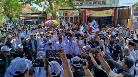 KH Ali Makki Zaini atau Gus Makki mendaftar Bacabup ke KPU Banyuwangi pada Rabu, (28/8/24). Foto: Dok. kumparan