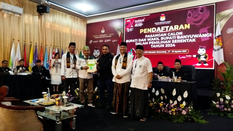 KH Ali Makki Zaini atau Gus Makki mendaftar Bacabup ke KPU Banyuwangi pada Rabu, (28/8/24). Foto: Dok. kumparan