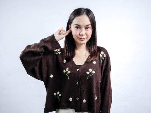 Ilustrasi perempuan penyandang disabilitas Tuli. Foto: Shutterstock