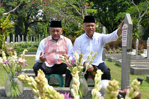 Ahmad Syaikhu dan Ilham Habibie ziarah ke makam BJ Habibie di TMP Kalibata. Foto: PKS