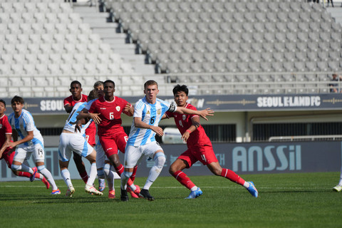 Meshaal Osman (#6) dan Kadek Arel (#4) beraksi Timnas U-19 Indonesia mengalahkan Argentina dalam laga pertama Seoul Earth On Us Cup 2024 di Mokdong Stadium, Korea Selatan, Rabu (28/8). Foto: PSSI