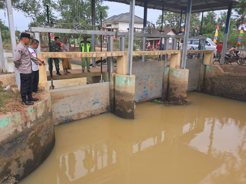 Mayat laki-laki ditemukan di saluran irigasi Dusun 1 Kampung Liman Benawi, Trimurjo, Lampung Tengah. | Foto: Dok Humas Polres Lampung Tengah