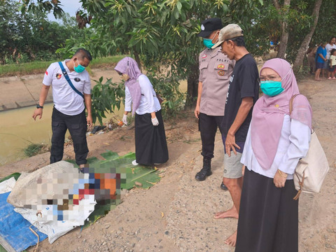 Mayat laki-laki ditemukan di saluran irigasi Dusun 1 Kampung Liman Benawi, Trimurjo, Lampung Tengah. | Foto: Dok Humas Polres Lampung Tengah