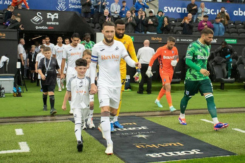 Nathan Tjoe-A-On terlihat dalam sebuah laga membela Swansea City FC pada musim 2024/25. Foto: Instagram @swansofficial