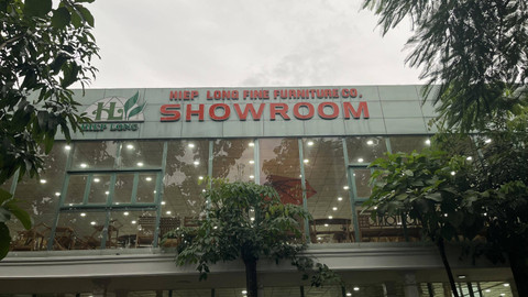 Suasana pabrik dan showroom perusahaan mebel Hiep Long Fine Furniture Company di Provinsi Binh Duong, Vietnam, Rabu (28/8/2024). Foto: Fariza Rizky Ananda/kumparan