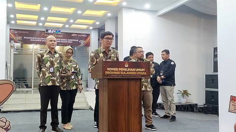 KPU Sulawesi Utara saat mengumumkan jika dua pasangan calon Gubernur dan Wakil Gubernur yang telah mendaftar, dinyatakan lulus syarat dokumen.