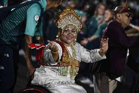 Delegasi Indonesia tiba dalam Parade of Nations sebagai bagian dari Upacara Pembukaan Paralimpiade Paris 2024 di Place de la Concorde, Paris, Rabu (28/8/2024). Foto: Julien De Rosa/AFP