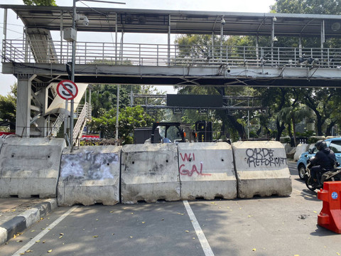 Persiapan pengamanan sudah stand by di Jalan Merdeka Barat dekat Patung Kuda, Gambir, Jakarta Pusat pada Kamis (29/8/2024). Foto: Abid Raihan/kumparan