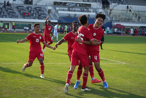 Selebrasi Maouri Ananda Simon (#25) dan Kadek Arel (#4) saat Timnas U-19 Indonesia mengalahkan Argentina dalam laga pertama Seoul Earth On Us Cup 2024 di Mokdong Stadium, Korea Selatan, Rabu (28/8). Foto: PSSI