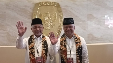 Ahmad Syaikhu dan Ilham Habibie tiba di KPUD Jabar, Kamis (29/8). Foto: Robby Bouceu/kumparan