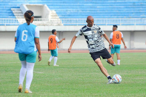 Satoru Mochizuki, pelatih Timnas Wanita Indonesia, memimpin sesi coaching clinic untuk pelatih sepak bola wanita di Yogyakarta.  Foto: Dok. Asprov Yogyakarta 