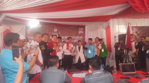 Pasangan Ridha Dharmajaya-Abdul Rani serahkan berkas pendaftaran Pilwalkot Medan ke KPU. Foto: Tri Vosa Fabiola Ginting/kumparan