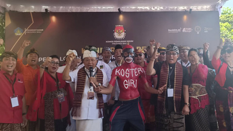 Pasangan Bakal Calon Gubernur Bali dan Wakil Gubernur Bali Wayan Koster dan I Nyoman Giri Prasta (Koster-Giri) di KPU Bali, Kamis (29/8/2024). Foto: Denita BR Matondang/kumparan