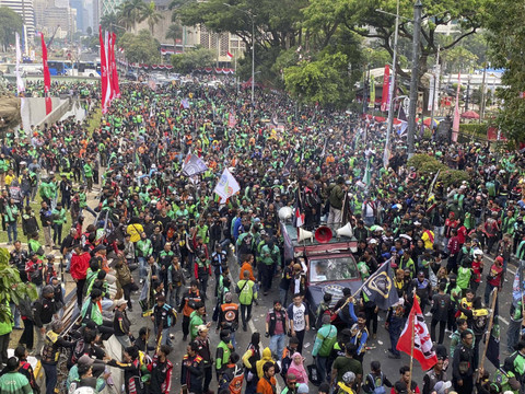 Situasi terkini demonstrasi ojol-kurir di Patung Kuda, Jakarta Pusat pada Kamis (29/8/2024). Foto: Abid Raihan/kumparan