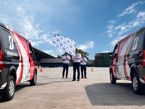 Seremoni PT Bridgestone Tire Indonesia lakukan pengiriman ban menggunakan mobil listrik.  Foto: dok. Bridgestone Indonesia