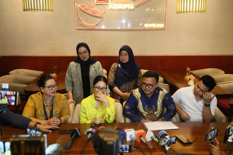 Artis Bunga Zainal bersama pengacaranya saat konferensi pers terkait penipuan di Kemang, Jakarta, Kamis, (29/8/2024). Foto: Agus Apriyanto