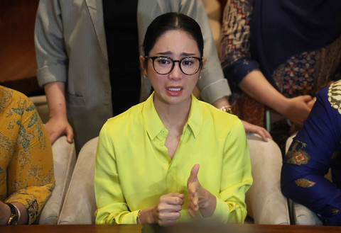 Artis Bunga Zainal bersama pengacaranya saat konferensi pers terkait penipuan di Kemang, Jakarta, Kamis, (29/8/2024). Foto: Agus Apriyanto