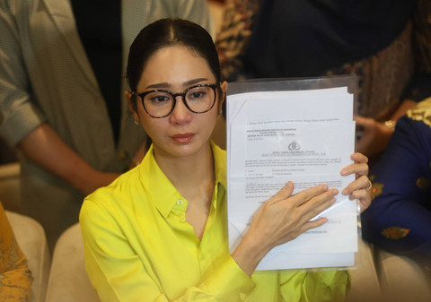 Artis Bunga Zainal bersama pengacaranya saat konferensi pers terkait penipuan di Kemang, Jakarta, Kamis, (29/8/2024). Foto: Agus Apriyanto