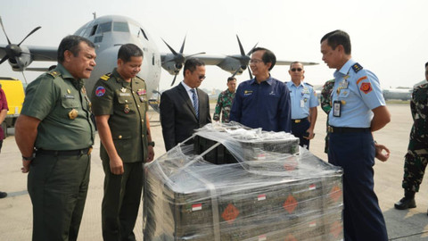 Dipimpin Dirjen Kuathan Kemhan, Marsekal Muda TNI Haris Hartanto, Kemhan mengirimkan hibah amunisi dan senjata ke Kamboja menggunakan pesawat Super Hercules C-130J. Foto: X/ @Kemhan_RI