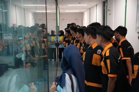 Pelajar SMKN 4 Tangerang memasuki area Quality Check Lab. Foto: Dok. Oppo