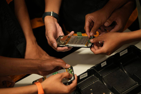 Pelajar SMKN 4 Tangerang melihat langsung proses produksi pembuatan smartphone Oppo. Foto: Dok. Oppo
