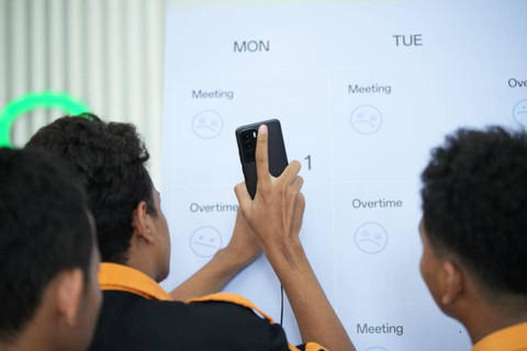 Pelajar SMKN 4 Tangerang mencoba ketahanan smartphone Oppo.  Foto: Dok. Oppo