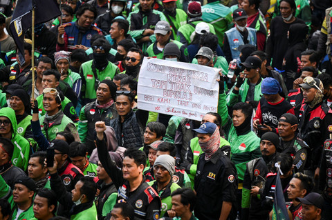 Massa yang tergabung dalam Koalisi Ojol Nasional (KON) berunjuk rasa di Jalan Merdeka Barat, Jakarta, Kamis (29/8/2024). Foto: Muhammad Ramdan/ANTARA FOTO