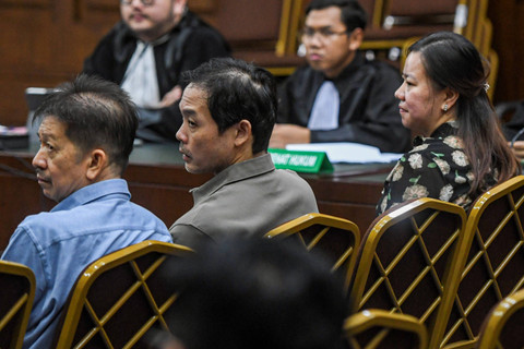 Terdakwa kasus dugaan korupsi pengelolaan tata niaga komoditas timah Suwito Gunawan (kiri), Robert Indarto (tengah) dan Rosalina (kanan) mendengarkan pembacaan dakwaan oleh Jaksa Penuntut Umu (JPU) di Pengadilan Tipikor, Jakarta, Rabu (28/8/2024). Foto: Muhammad Adimaja/ANTARA FOTO