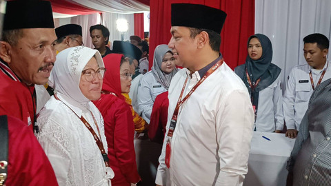 Risma-Gus Hans tiba di Kantor KPU Jatim. Foto: Farusma Okta Verdian/kumparan