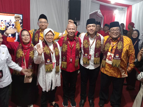 Tri Rismaharini (Risma) berpasangan dengan KH Zahrul Azhar Asumta alias Gus Hans mendaftar PIlgub Jatim, Kamis (29/8/2024)  Foto: Dok. Mili