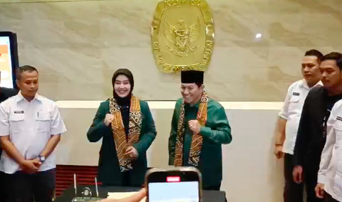 Pasangan calon gubernur dan wakil gubernur Jawa Barat yang diusung Partai Kebangkitan Bangsa (PKB) Acep Adang Ruhiat dan Gitalis Dwi Natarina atau  Gita KDI tiba di Kantor KPUD Jabar pada Kamis, (29/8).  Foto: Robby Bouceu/kumparan