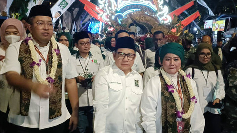 Pasangan Luluk-Lukman didampingi Ketum PKB Muhaimin Iskandar tiba di KPU Jatim, Rabu (29/8/2024). Foto: Farusma Okta Verdian/kumparan