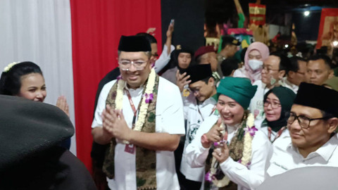 Pasangan Luluk-Lukman didampingi Ketum PKB Muhaimin Iskandar tiba di KPU Jatim, Rabu (29/8/2024). Foto: Farusma Okta Verdian/kumparan