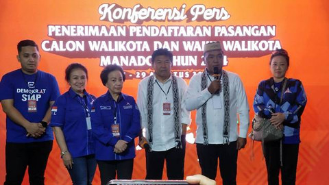 Pasangan calon Wali Kota dan Wakil Wali Kota Manado, Audy Karamoy-Lucky Datau seusai daftar di KPU Manado.