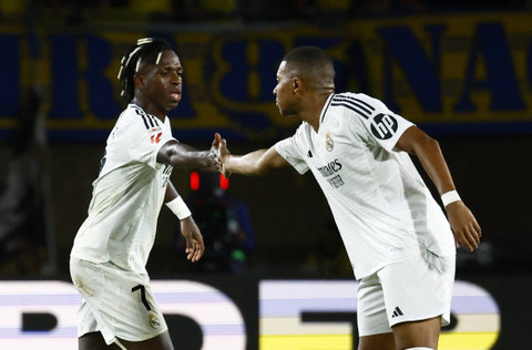 Vinicius Junior dan Kylian Mbappe saat Las Palmas vs Real Madrid dalam laga pekan ketiga Liga Spanyol 2024/25 di Estadio Gran Canaria, Jumat (30/8) dini hari WIB. Foto: REUTERS/Borja Suarez