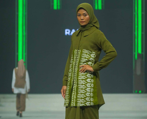 Busana karya Raeny yang dikenakan model.