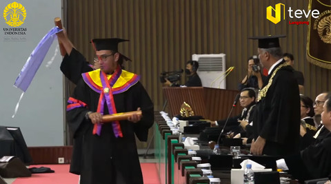 Sarjana UI kibarkan Peringatan Darurat usai terima ijazah dari Rektor UI saat wisuda Minggu (25/8/2024). Foto: UI TV