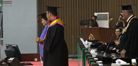 Sarjana UI kibarkan Peringatan Darurat usai terima ijazah dari Rektor UI dalam momen wisuda, Minggu (25/8/2024). Foto: UI TV