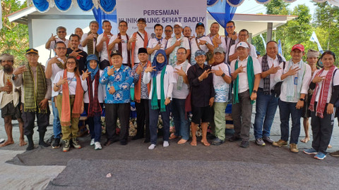 Krakatau Steel Group bersama PT Telkom Indonesia, PT PLN, PT Pertamina Bina Medika IHC, PT Bio Farma, dan PT Kimia Farma meresmikan Klinik Pratama Saung Sehat Baduy di Cijahe, Kecamatan Leuwidamar, Kabupaten Lebak, Kamis (29/8/2024). Foto: Dok. Krakatau Steel