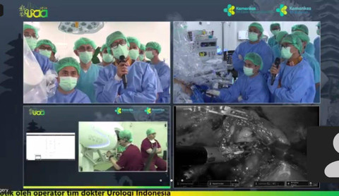 Operasi telerobotic surgery antara dokter di RSCM Kencana, Jakarta, dan dokter di RSUP Prof. Dr. I.G.N.G. Ngoerah, Bali, menggunakan jaringan 5G Telkomsel. Foto: Kevin S. Kurnianto/kumparan