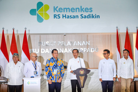 Presiden Joko Widodo didampingi Menteri Kesehatan Budi Gunadi Sadikin, Menteri PUPR Basuki Hadimuljono memberikan kata sambutan saat meresmikan Pusat Pelayanan Ibu dan Anak Terpadu di RS Hasan Sadikin, Bandung, Jawa Barat, Kamis (29/8/2024). Foto: Raisan Al Farisi/ANTARA FOTO