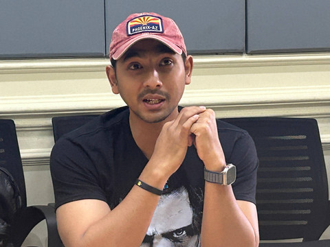 Arya Saloka menjawab pertanyaan wartawan saat berkunjung ke Kumparan di Pasar Minggu, Jakarta, Jumat (30/8/2024). Foto: Caroline Pramantie/kumparan