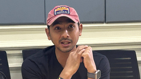 Arya Saloka dan Yasamin Jasem menjawab pertanyaan wartawan saat berkunjung ke Kumparan di Pasar Minggu, Jakarta, Jumat (30/8/2024). Foto: Caroline Pramantie/kumparan