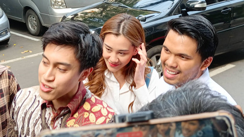 Aaliyah Massaid dan Thariq Halilintar Hadir di Polda Metro Jaya.   Foto: Aprilandika Pratama/kumparan