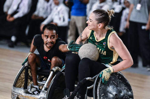 Atlet rugby kursi roda Indonesia Ignas (kiri) berusaha menghentikan laju altet rugby kursi roda Australia Sara Houston (kanan) dalam pertandingan exhibiton games di GOR UNJ, Rawamangun, Jakarta, Jumat (30/8/2024). Foto: Aprillio Akbar/ANTARA FOTO