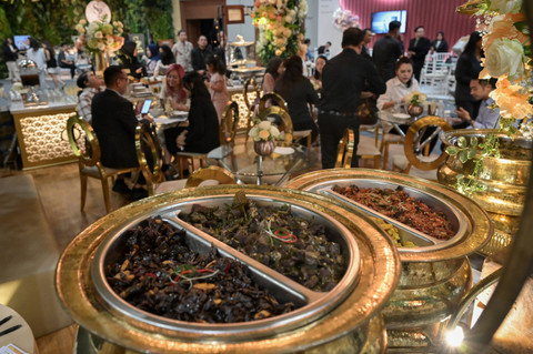 Sejumlah pengunjung melihat stan dekorasi pernikahan di Jakarta Wedding Festival (JWF) 2024 di Jakarta Convention Center (JCC), Jakarta, Jumat (30/8/2024). Foto: Fauzan/ANTARA FOTO
