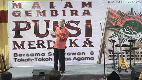 Ketua PP Muhammadiyah Irwan Akib, saat membaca puisi di kegiatan bertajuk 'Malam Gembira Puisi Merdeka', di Gedung Pusat Dakwah Muhammadiyah, Jakarta Pusat, Jumat (30/8/2024). Foto: Fadhil Pramudya/kumparan