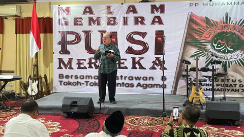 Majelis Tinggi Agama Konghucu Indonesia, Budi Santoso Tanuwibowo, saat   membaca puisi di kegiatan bertajuk 'Malam Gembira Puisi Merdeka', di Gedung Pusat Dakwah Muhammadiyah, Jakarta Pusat, Jumat (30/8/2024). Foto: Fadhil Pramudya/kumparan