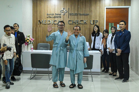 Bakal calon Gubernur DKI Jakarta Ridwan Kamil (kiri) dan bakal calon Wakil Gubernur DKI Jakarta Suswono (kanan) melambaikan tangan sebelum menjalani pemeriksaan kesehatan di RSUD Tarakan, Jakarta, Sabtu (31/8/2024). Foto: Muhammad Adimaja/ANTARA FOTO